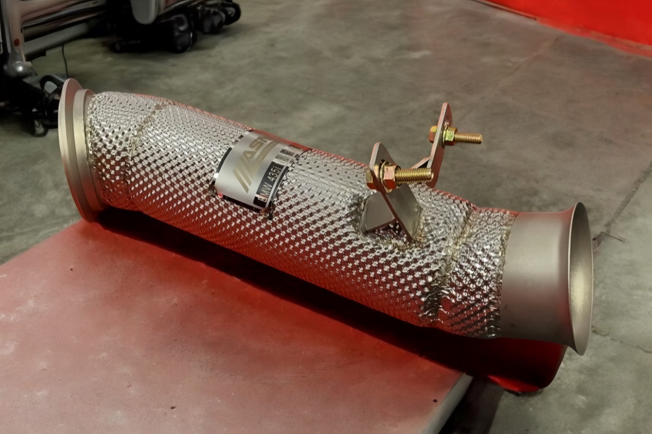 Ce Este un Downpipe și Ce Beneficii Aduce Mașinii Tale? Downpipe din oțel inoxidabil instalat pe un motor turbo BMW – Performanță crescută cu piese ASM Tuning România
