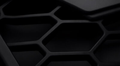 Detaliu plastic ABS utilizat in tuning auto - grila cu textura honeycomb material usor si ieftin folosit la piese aftermarket generice