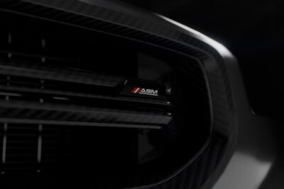Body kit din fibră de carbon care reduce greutatea mașinii și îmbunătățește accelerația și manevrabilitatea