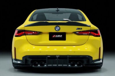 Mașină sport cu kit complet din carbon inspirat din motorsport, aspect premium și aerodinamic