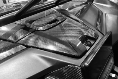 Componentă auto din fibră de carbon rezistentă la intemperii și uzură, montată pe mașină sport