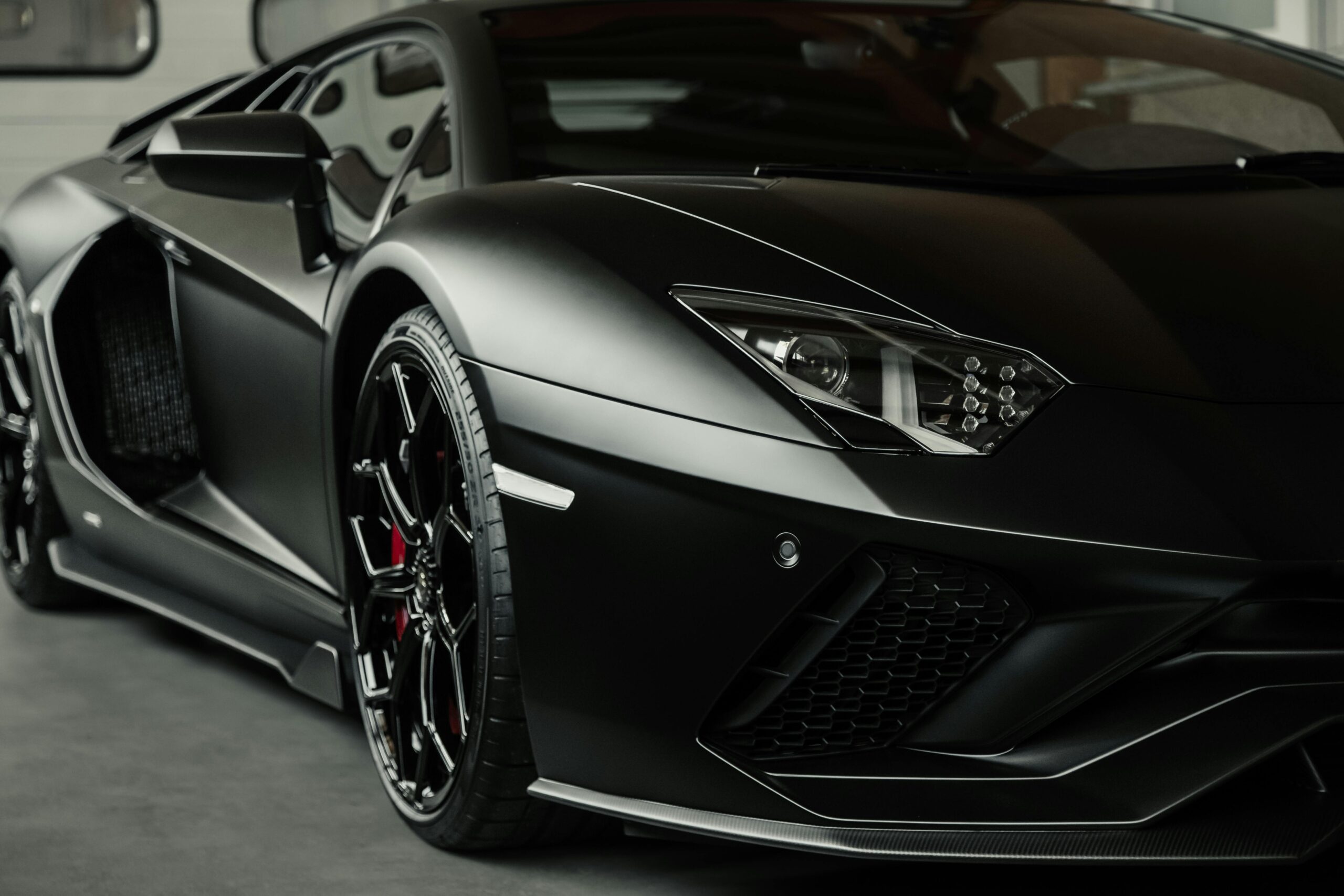 Fibra De Carbon vs Fibra De Sticlă – Ce Alegi In Tuning Auto