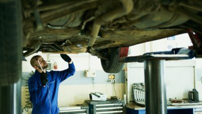 Inspectie tehnica in garaj auto masina modificata ilegal 