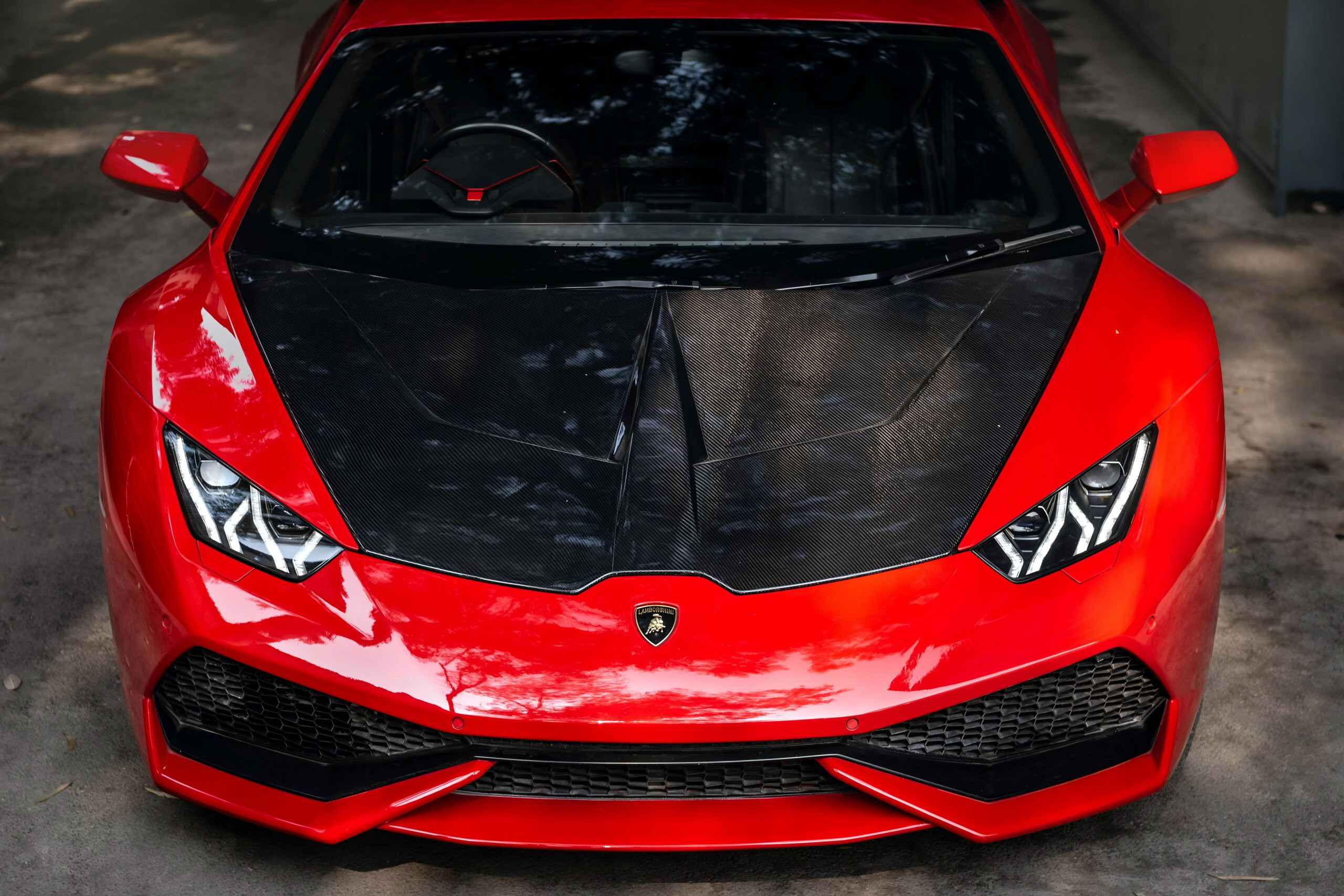 Piese din Fibră de Carbon: De Ce Sunt Alegerea Ideală în Tuning Auto Piese din fibră de carbon aplicate pe mașină sport modernă – tuning de performanță și stil premium