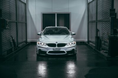 Splitter frontal din fibră de carbon montat pe un BMW M4 – îmbunătățește aerodinamica și stabilitatea la viteze mari