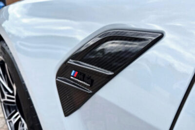 Prize de aer laterale din fibra de carbon montate pe BMW M4 G82 pentru tuning auto